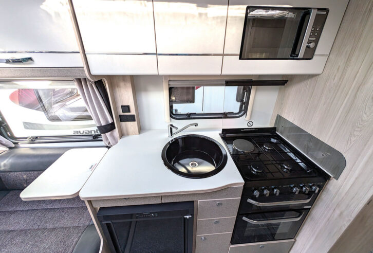 The kitchen in the Apex 550