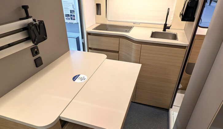 The kitchen unit and the extension