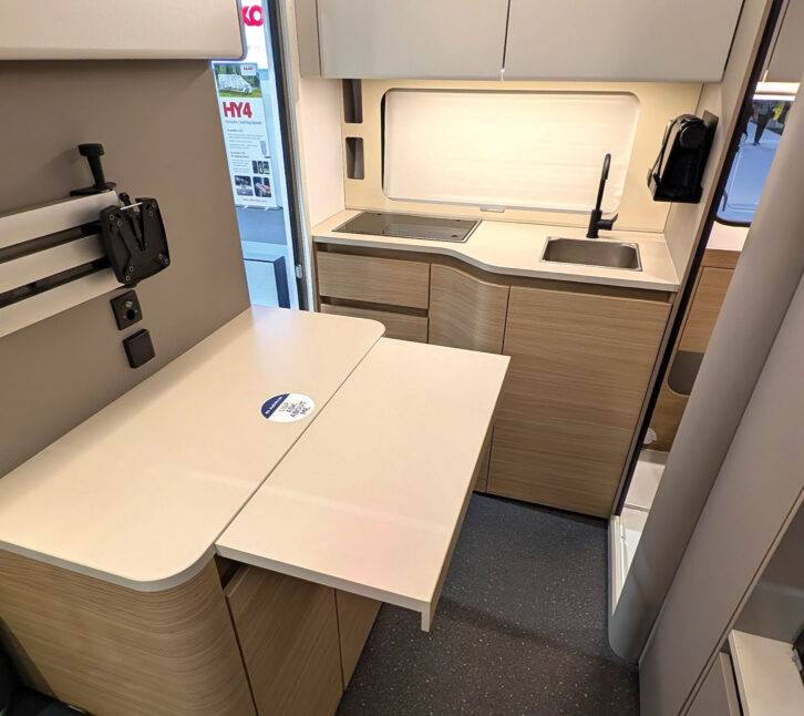 The kitchen unit and the extension