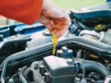 Checking the oil level