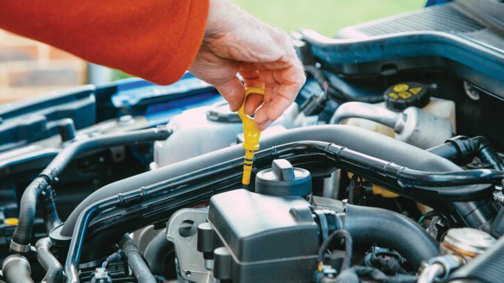 Checking the oil level