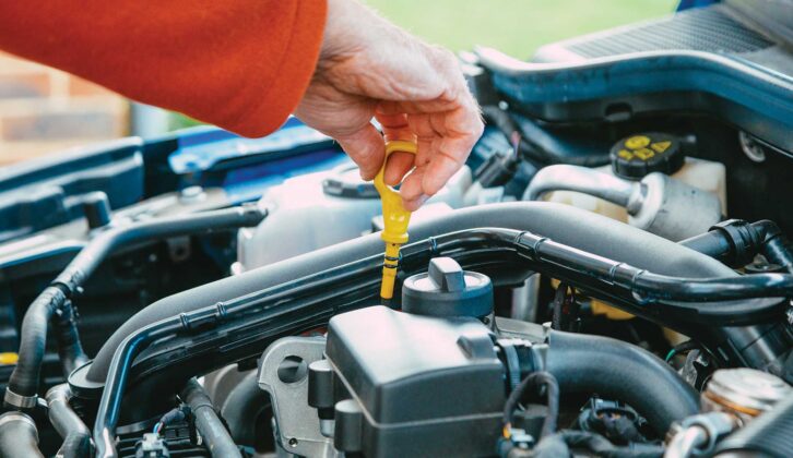 Checking the oil level