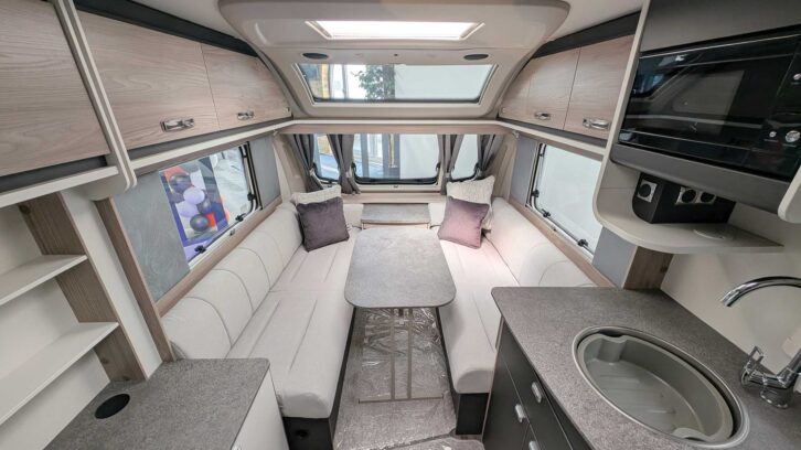 The lounge in the Challenger 480