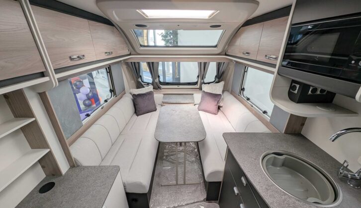 The lounge in the Challenger 480