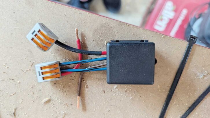 The different terminals and cables
