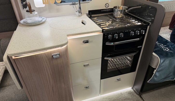 The kitchen in the Conqueror 565
