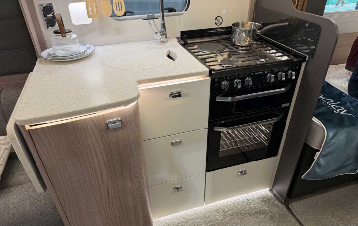 The kitchen in the Conqueror 565