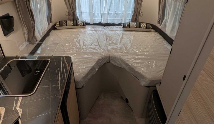 Inside the Eriba Touring 542 Silver Edition